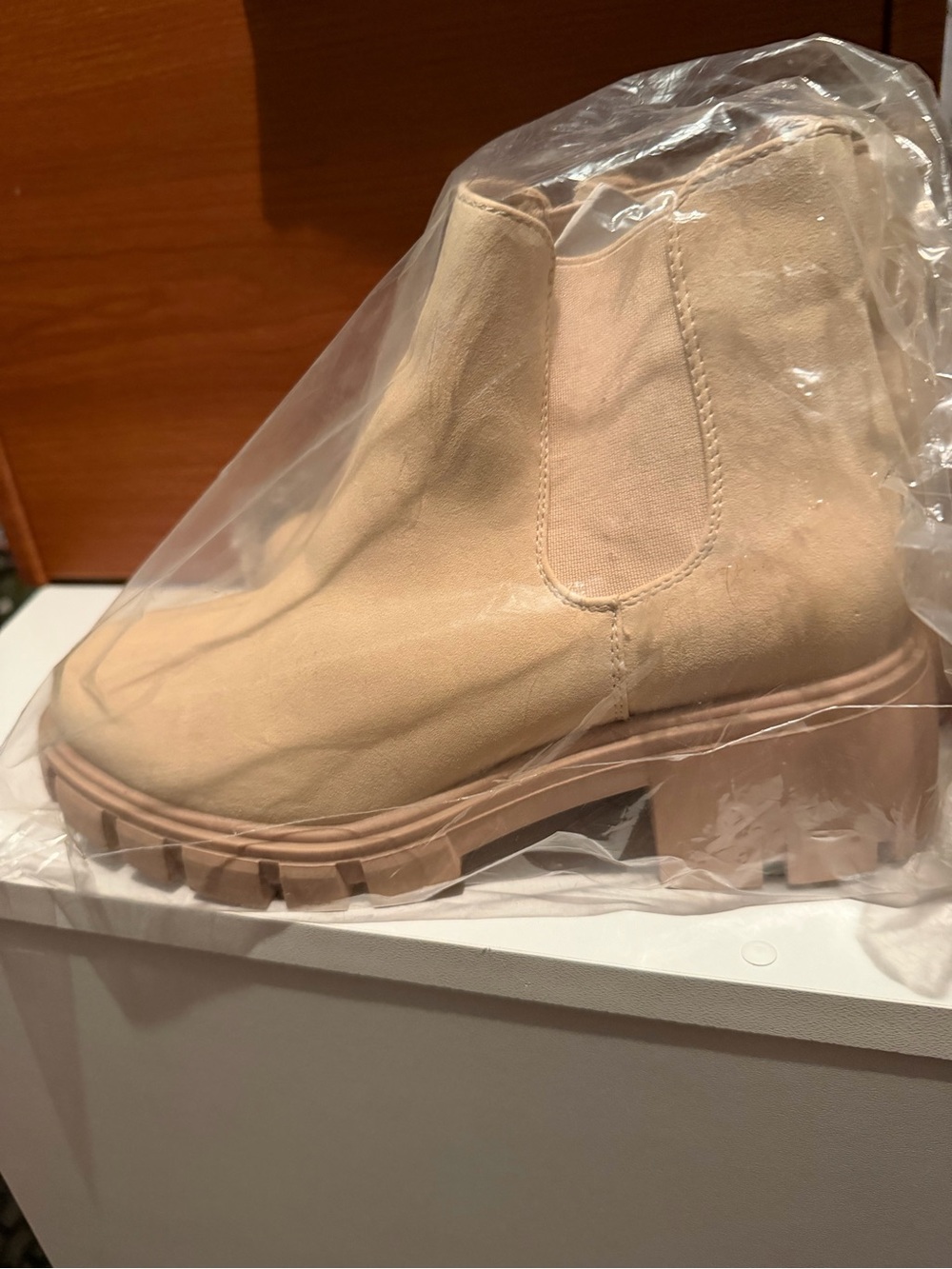 Light beige Chelsea ankle booties in beige